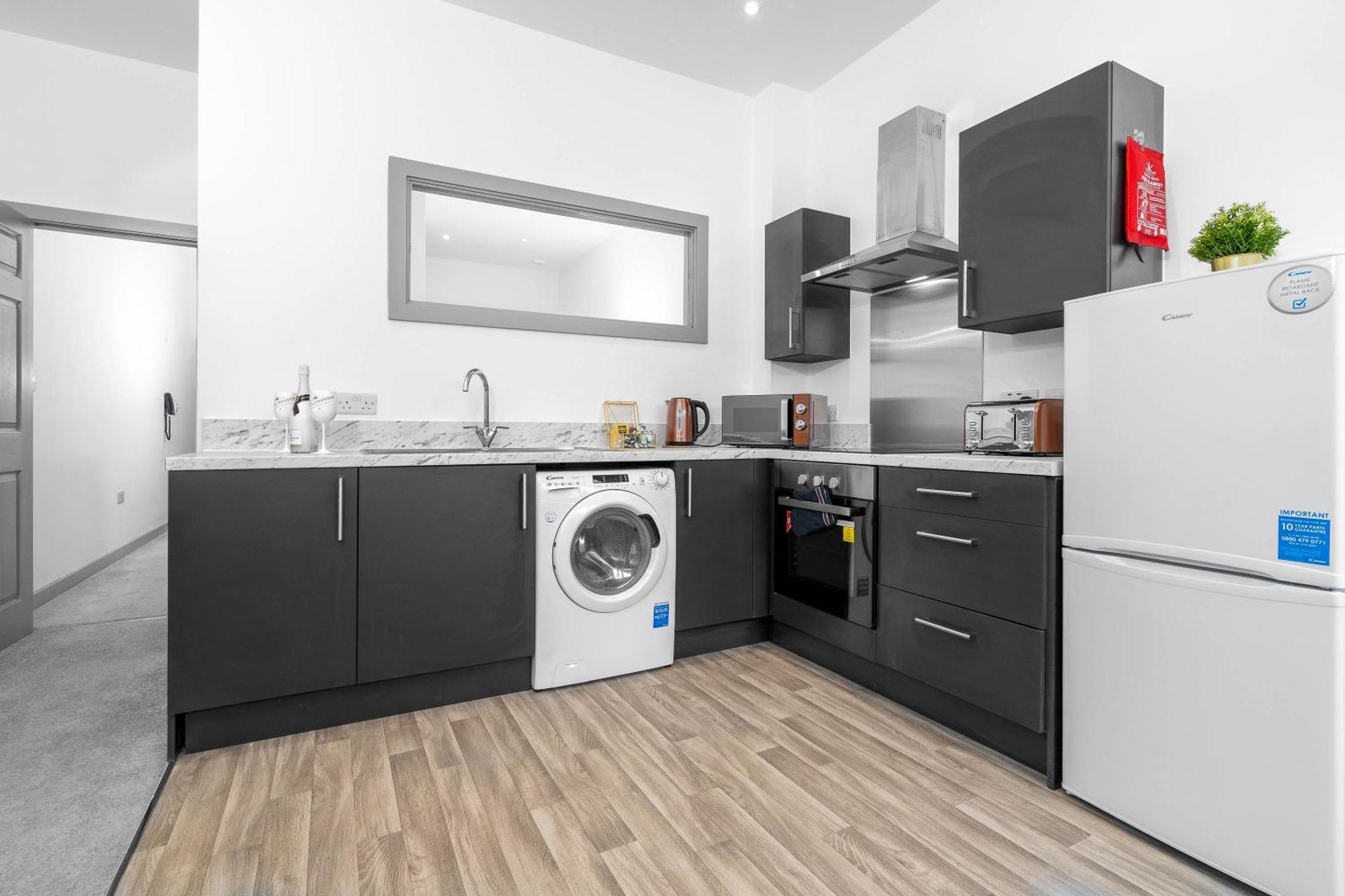 Modern Apartment In Brierley Hill - Secure Parking - Wifi & Netflix - Excellent Value - 11O Екстериор снимка
